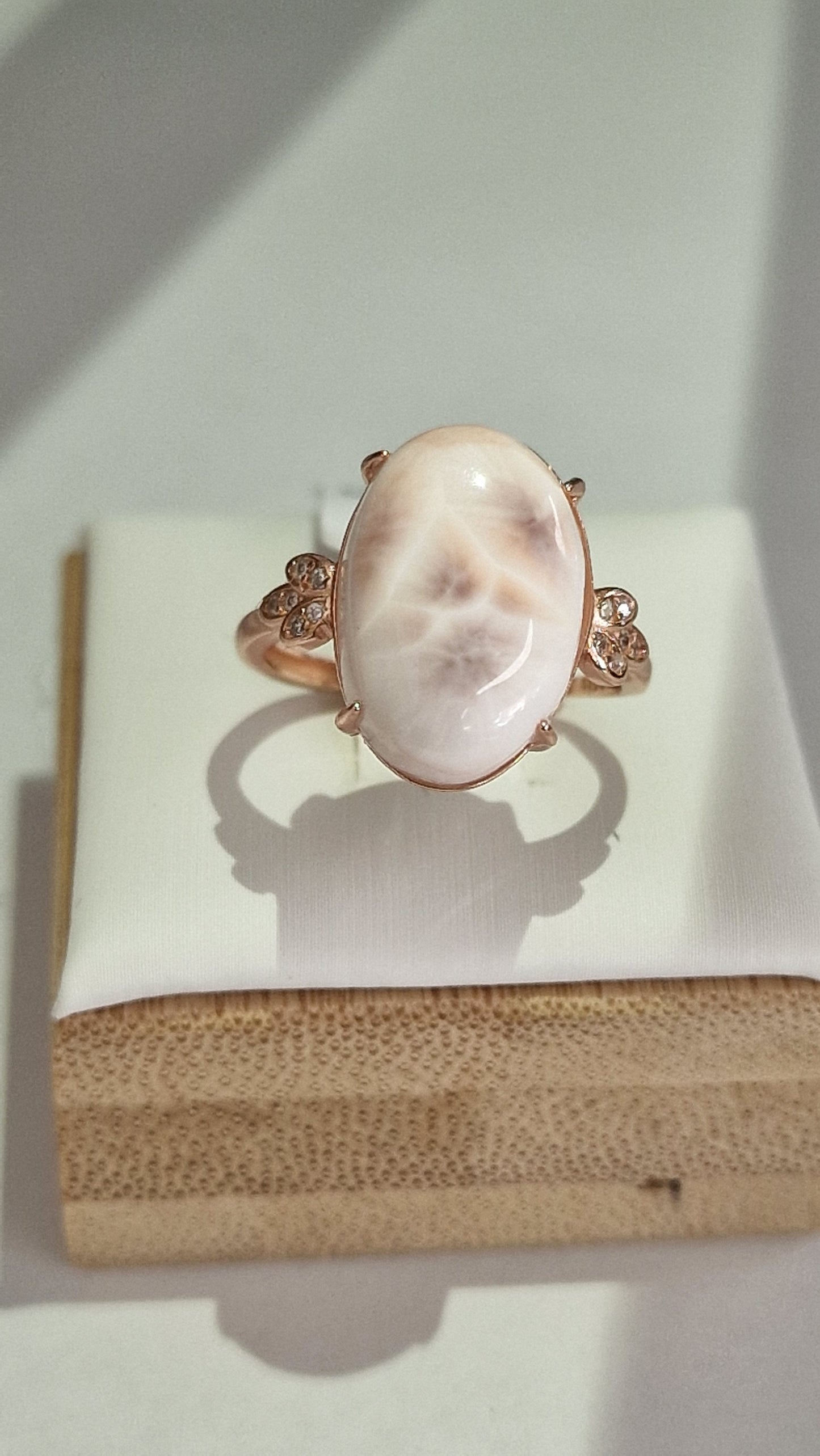 Natrolith pinker Larimar Ring 925 Silber / Gold